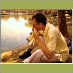 danny-eating-by-lake-lumpini-park.JPG