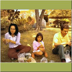 gs-eating-by-lake-lumpini-park.JPG