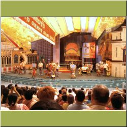 orangutan-show-safari-world-bangkok.jpg