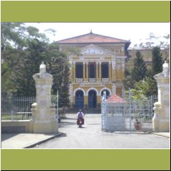 yellow-building2.jpg