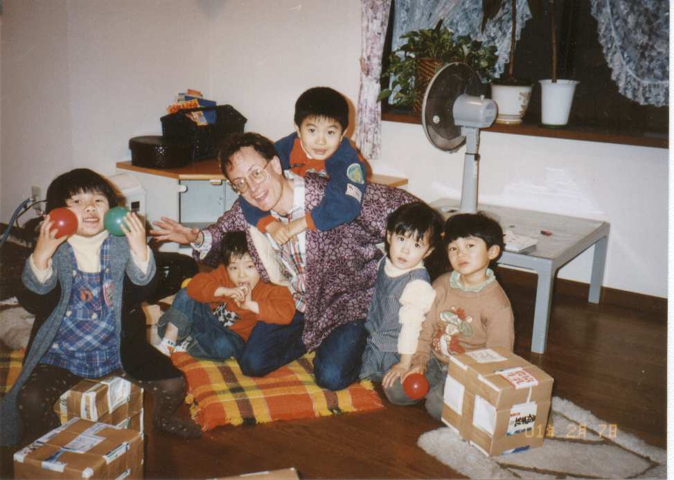 Danny started teaching U's grandkid - H, and some of the neighbor kids starting in February, 2001.  The girl on the left, H, is quite a character! めちゃ楽しいで！
